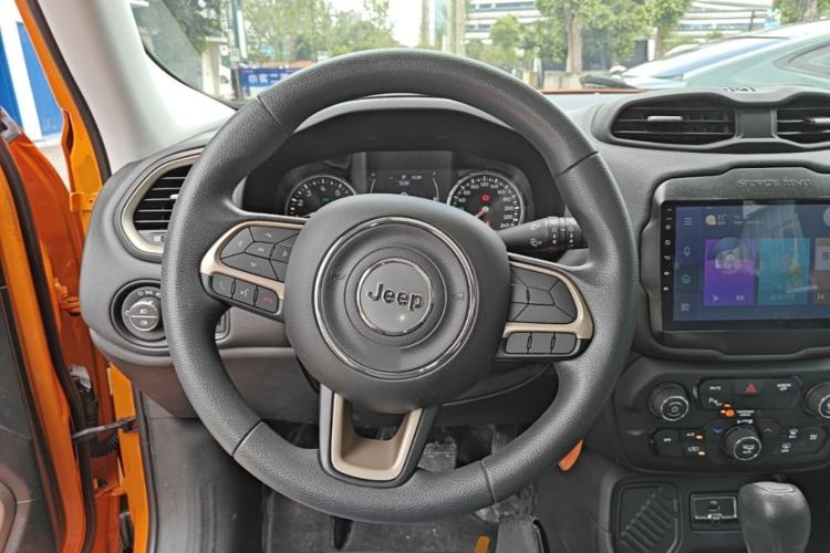 Used Jeep Renegade 2018 Connected Large Screen Version 180T Automatic High-Energy Edition Steering Wheel