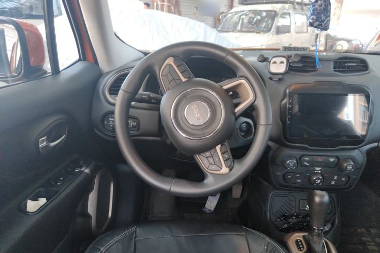 Used Jeep Renegade 2018 Connected Large Screen Version 180T Automatic High-Energy Edition Steering Wheel