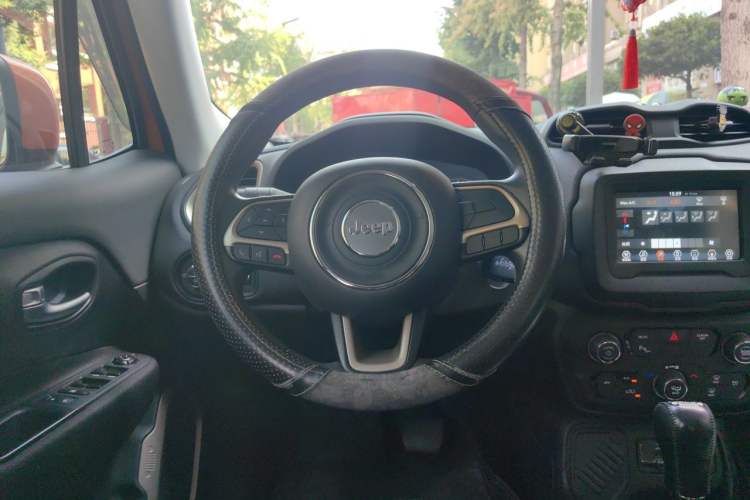 Used Jeep Renegade 2018 Connected Large Screen Version 180TS Automatic High-Energy Edition Steering Wheel