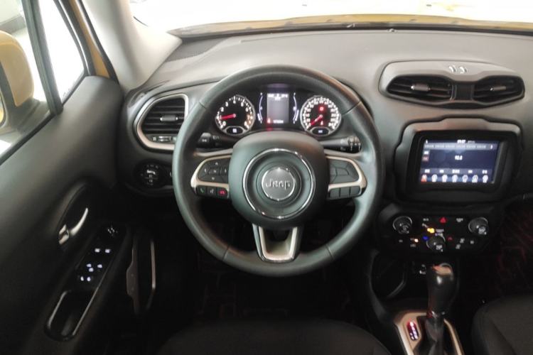 Used Jeep Renegade 2018 Connected Large Screen Version 180T Automatic High-Energy Edition Steering Wheel