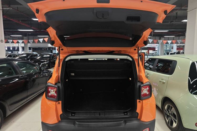 Used Jeep Renegade 2018 Connected Large Screen Version 180T Automatic High-Energy Edition Trunk