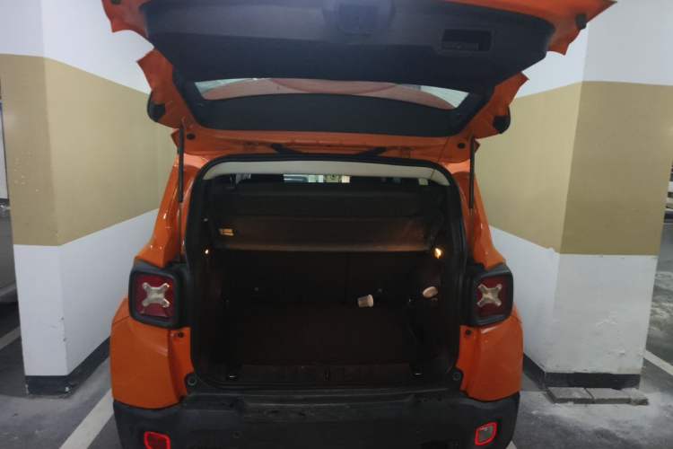 Used Jeep Renegade 2018 Connected Large Screen Version 180T Automatic High-Energy Edition Trunk