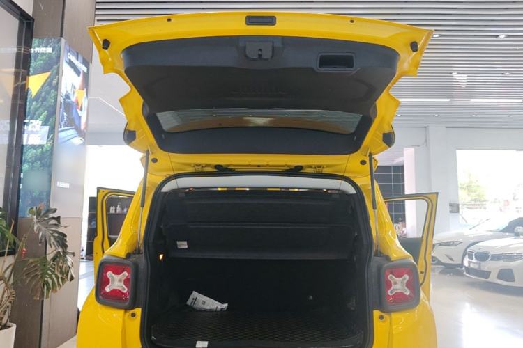 Used Jeep Renegade 2018 Connected Large Screen Version 180T Automatic High-Energy Edition Trunk