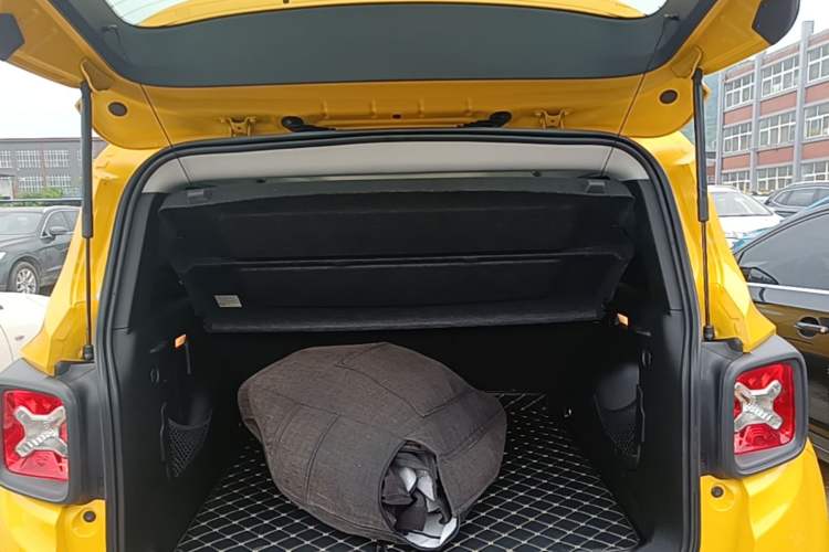 Used Jeep Renegade 2018 Connected Large Screen Version 180T Automatic High-Energy Edition Trunk