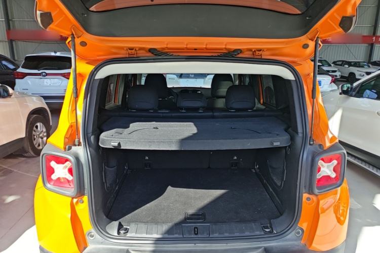 Used Jeep Renegade 2018 Connected Large Screen Version 180T Automatic High-Energy Edition Trunk