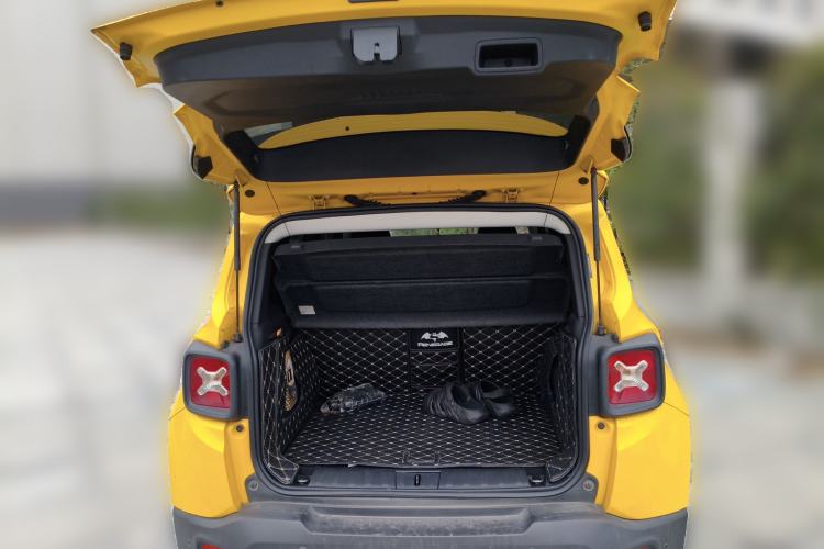 Used Jeep Renegade 2018 Connected Large Screen Version 180T Automatic High-Energy Edition Trunk
