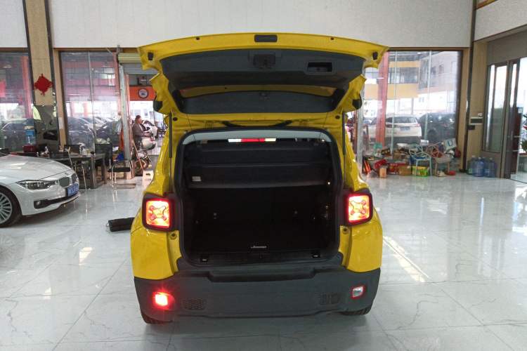 Used Jeep Renegade 2018 Connected Large Screen Version 180T Automatic High-Energy Edition Trunk