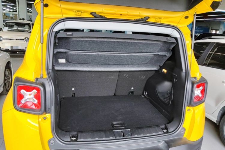 Used Jeep Renegade 2018 Connected Large Screen Version 180T Automatic Jingneng Version Trunk