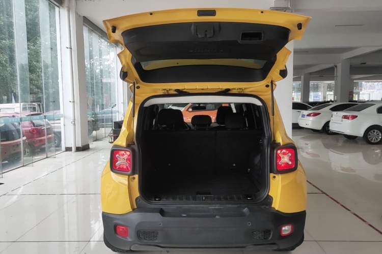 Used Jeep Renegade 2018 Connected Large Screen Version 180T Automatic High-Energy Edition Trunk