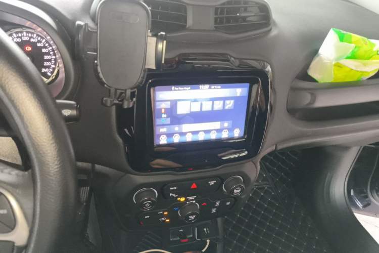 Used Jeep Renegade 2019 220T Automatic Elite Edition Audio And AC Panel
