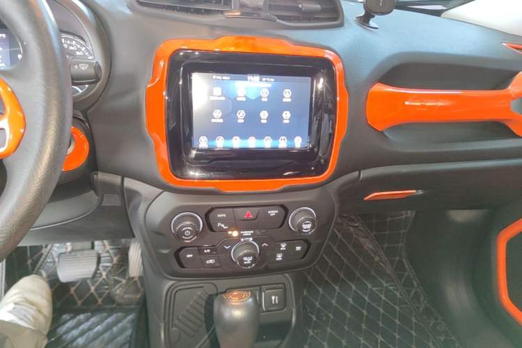 Used Jeep Renegade 2019 220T Automatic Elite Edition Audio And AC Panel