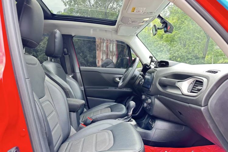 Used Jeep Renegade 2019 220T Automatic Leading Edition Interior 9