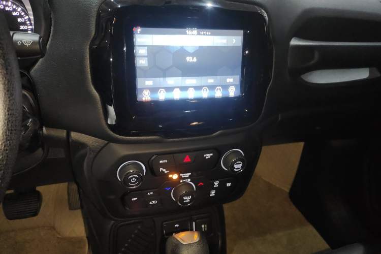 Used Jeep Renegade 2019 220T Automatic Leading Edition Audio And AC Panel