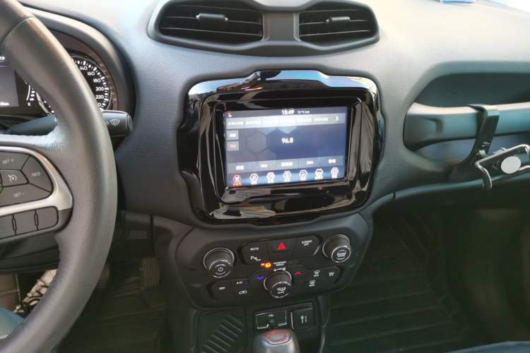 Used Jeep Renegade 2019 220T Automatic Elite Edition Audio And AC Panel