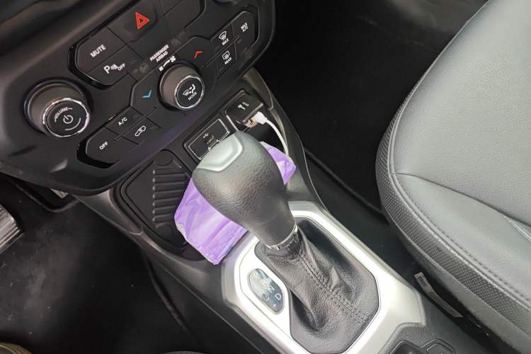 Used Jeep Renegade 2019 220T Automatic Leading Edition Gear Lever