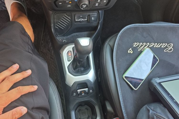 Used Jeep Renegade 2019 220T Automatic Leading Edition Gear Lever