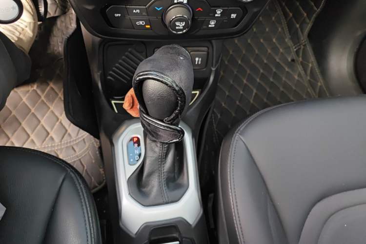 Used Jeep Renegade 2019 220T Automatic Leading Edition Gear Lever