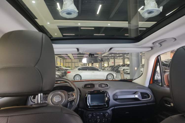 Used Jeep Renegade 2019 220T Automatic Elite Edition Interior 5