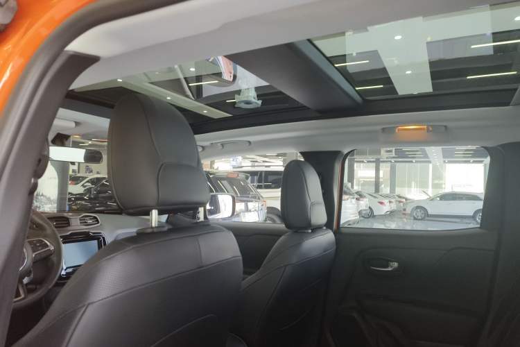 Used Jeep Renegade 2019 220T Automatic Elite Edition Interior 6