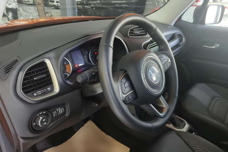 Used Jeep Renegade 2019 220T Automatic Elite Edition Interior 7