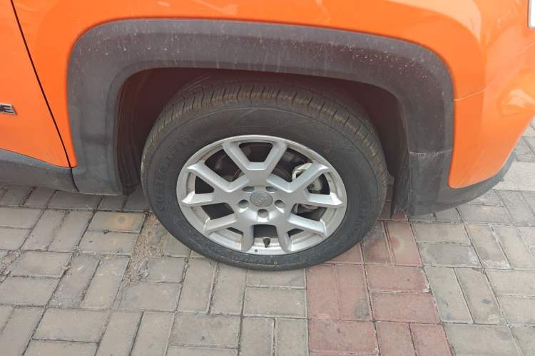 Used Jeep Renegade 2019 220T Automatic Leading Edition Right Front Wheel Hub