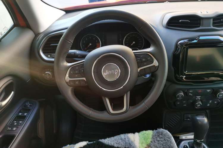 Used Jeep Renegade 2019 220T Automatic Elite Edition Steering Wheel