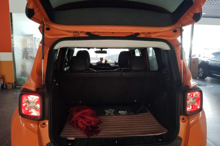 Used Jeep Renegade 2019 220T Automatic Elite Edition Trunk