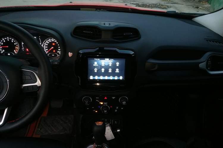Used Jeep Renegade 2019 220T Automatic Leading Edition Audio And AC Panel