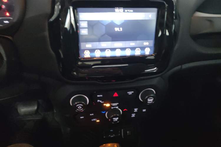 Used Jeep Renegade 2019 220T Automatic Elite Edition Audio And AC Panel