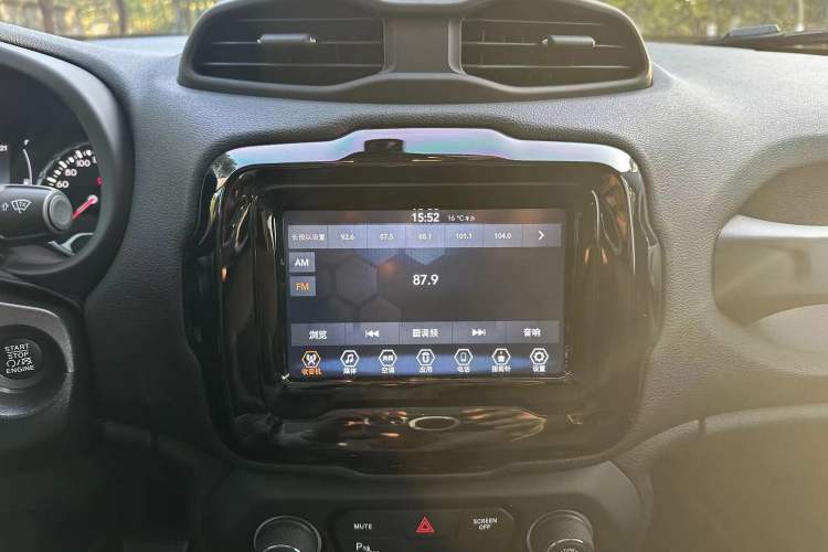 Used Jeep Renegade 2019 220T Automatic Elite Edition Audio And AC Panel