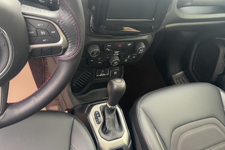 Used Jeep Renegade 2019 220T Automatic Elite Edition Audio And AC Panel