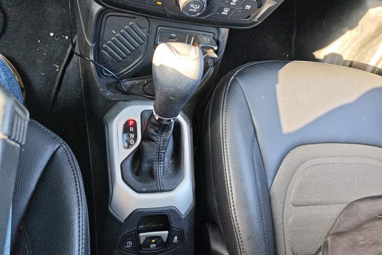 Used Jeep Renegade 2019 220T Automatic Leading Edition Gear Lever