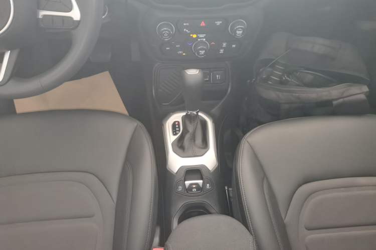 Used Jeep Renegade 2019 220T Automatic Leading Edition Gear Lever