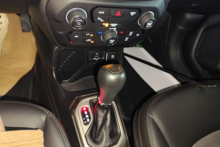 Used Jeep Renegade 2019 220T Automatic Elite Edition Gear Lever