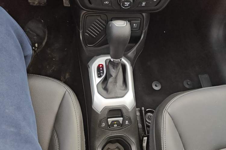 Used Jeep Renegade 2019 220T Automatic Leading Edition Gear Lever