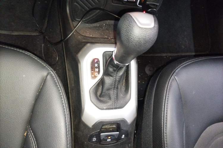 Used Jeep Renegade 2019 220T Automatic Leading Edition Gear Lever