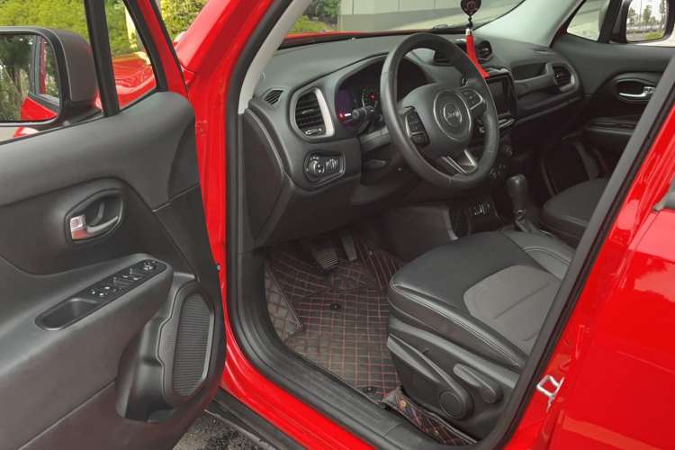 Used Jeep Renegade 2019 220T Automatic Elite Edition Interior 2