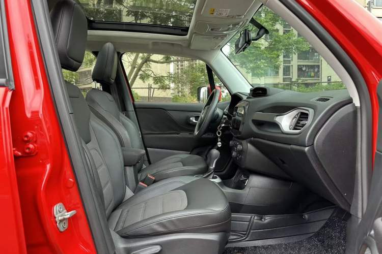 Used Jeep Renegade 2019 220T Automatic Leading Edition Interior 5