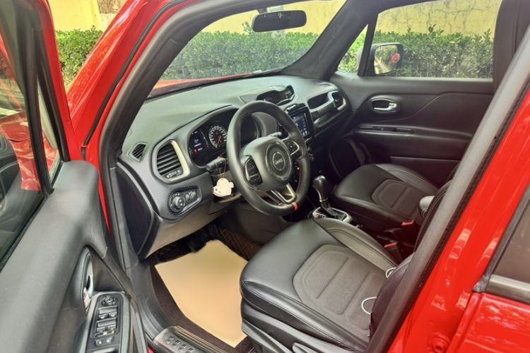 Used Jeep Renegade 2019 220T Automatic Elite Edition Interior 7