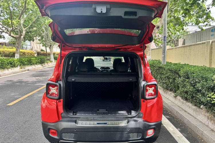 Used Jeep Renegade 2019 220T Automatic Elite Edition Interior 9