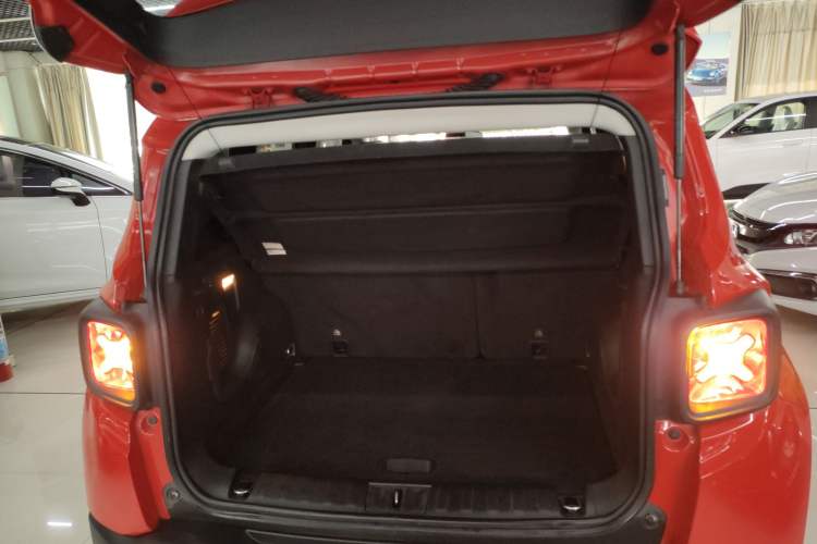 Used Jeep Renegade 2019 220T Automatic Elite Edition Trunk