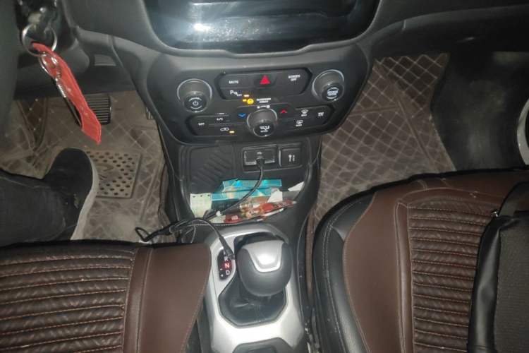 Used Jeep Renegade 2019 220T Automatic Leading Edition Gear Lever