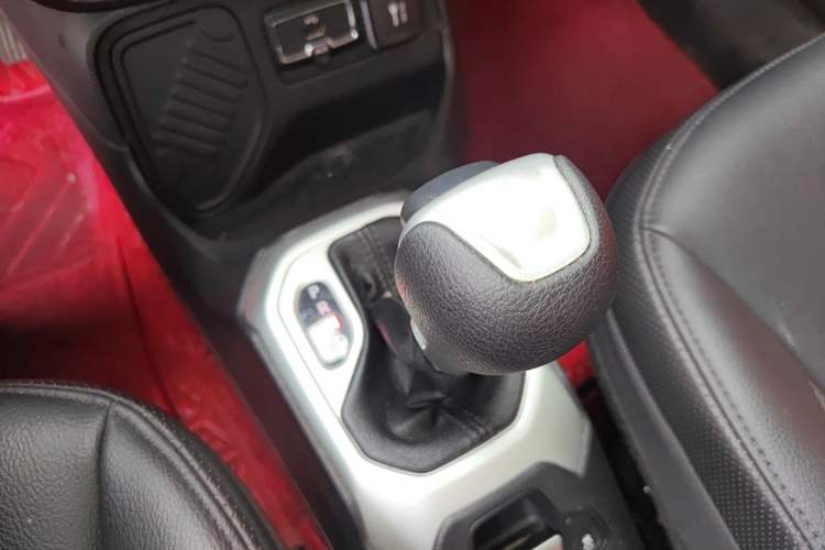 Used Jeep Renegade 2019 220T Automatic Leading Edition Gear Lever