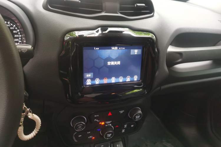 Used Jeep Renegade 2019 220T Automatic Leading Edition Audio And AC Panel
