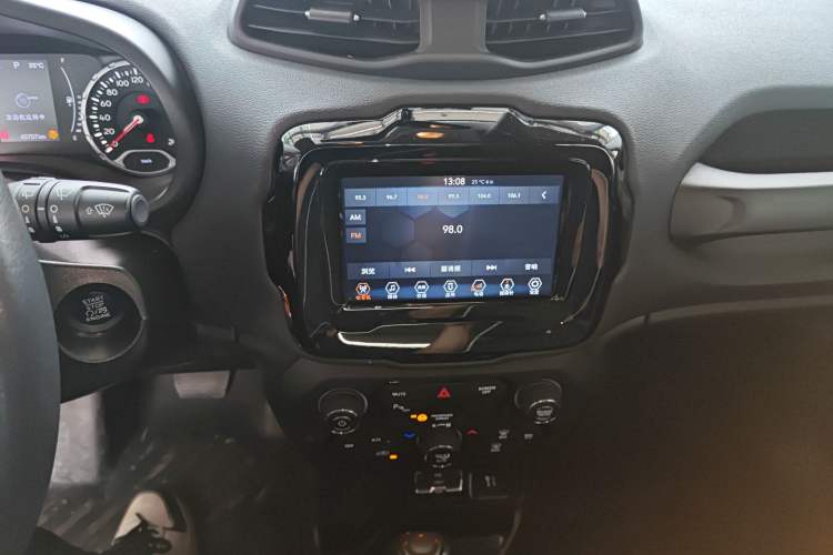 Used Jeep Renegade 2019 220T Automatic Elite Edition Audio And AC Panel