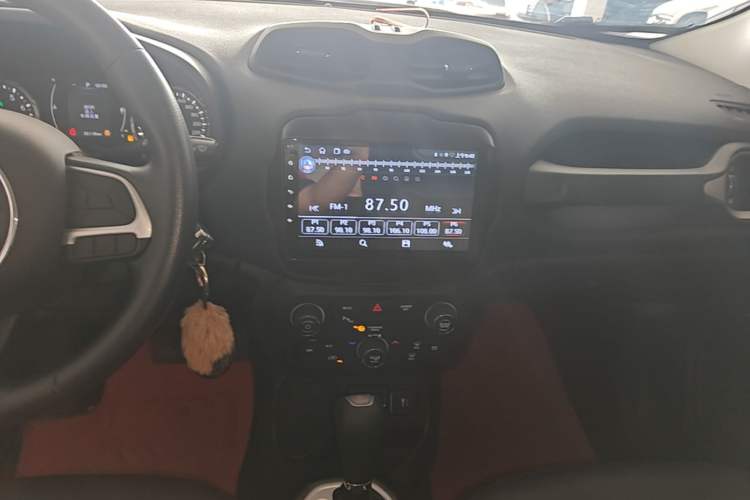 Used Jeep Renegade 2019 220T Automatic Leading Edition Audio And AC Panel