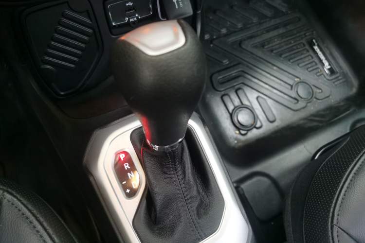 Used Jeep Renegade 2019 220T Automatic Leading Edition Gear Lever