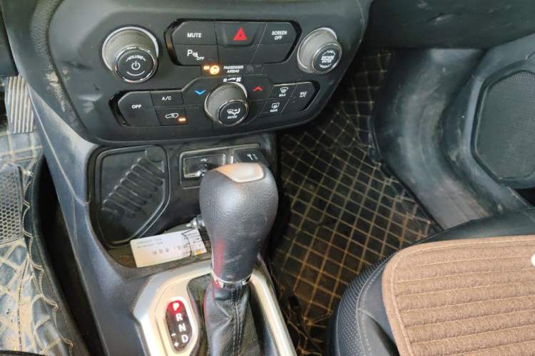 Used Jeep Renegade 2019 220T Automatic Leading Edition Gear Lever