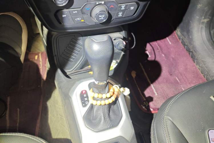 Used Jeep Renegade 2019 220T Automatic Leading Edition Gear Lever