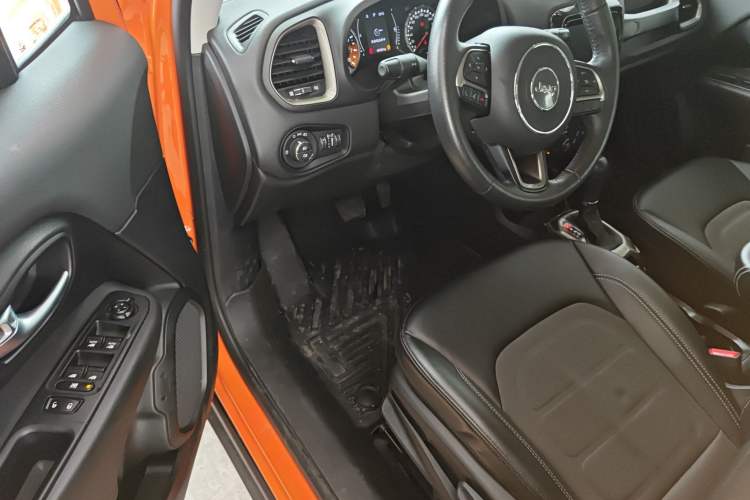 Used Jeep Renegade 2019 220T Automatic Elite Edition Interior 3
